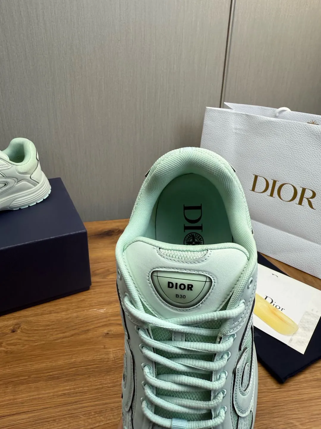 Men's men's shoes 💰740💰 D's Dior ~ New B30 Couple 👫 low-top sneakers ✅ are carefully made of gray mesh fabric and white technical fabric, decorated with reflective "CD30" graphic logo, and "DIO ~ B30" and "CD30" logos on the heel and tongue. An extra-light, sculpted rubber sole with signature accents adds style, while internal stretch details create ideal comfort. It can be matched with various casual styles to show the fashionable and modern sports style〰️ Size: 35-40 (customized at 40 for women) 39-45 (customized at 38.45 for men)